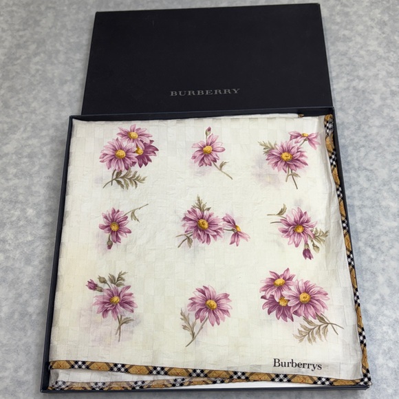 Burberry - Picture 1 of 12